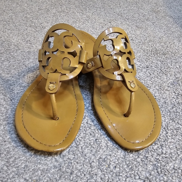 Tory Burch Dark Beige Leather Flat Flip Flops Size 9.5 Preppy Girlhoodcore - Picture 2 of 12